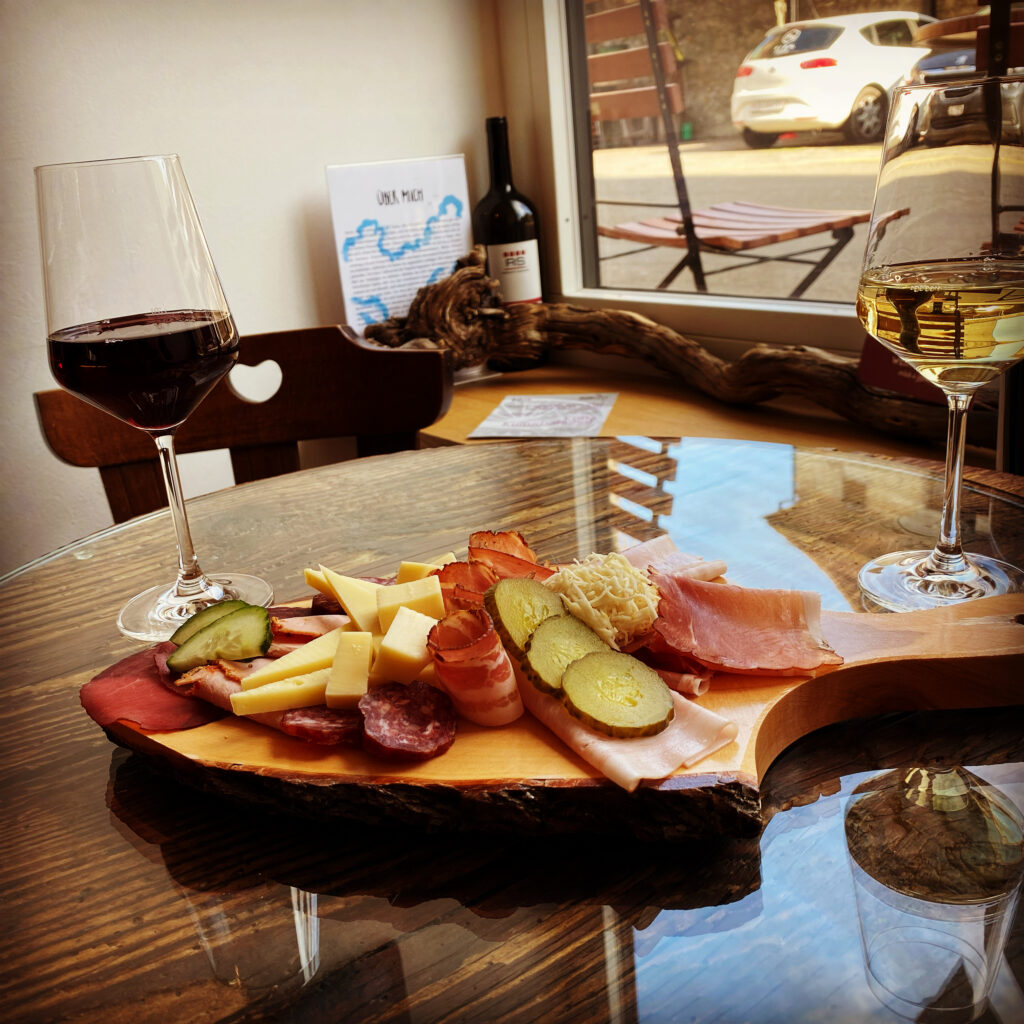 Jausebrettl mit einem Glas Wein