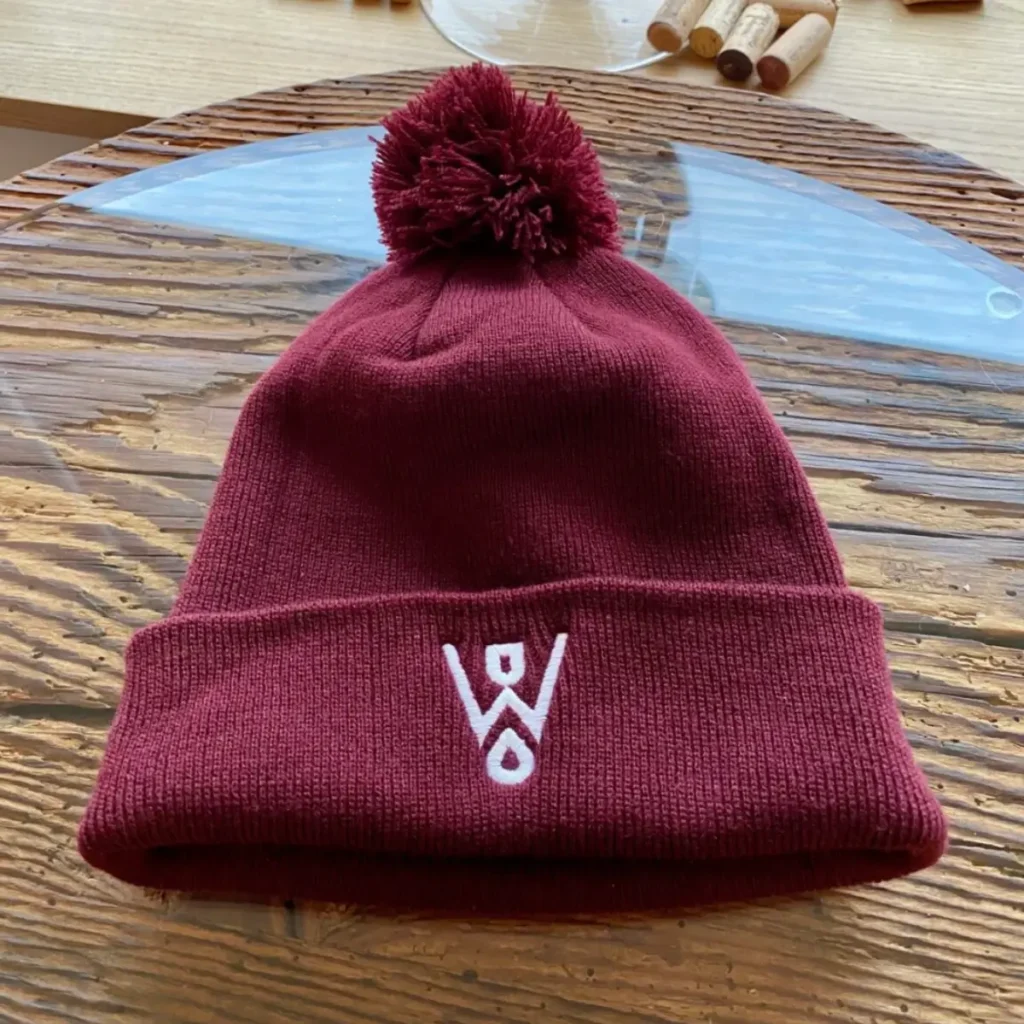 Bommelmütze mit Weinstüberl Logo